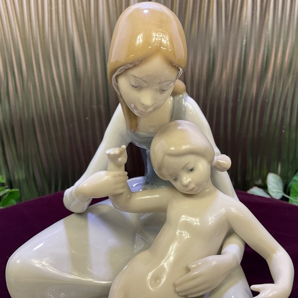 Lladro Bathing The Girl #4890 Figurine - Picture 7 of 7